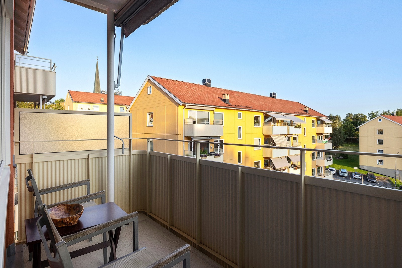 Balkongen er sydvendt med hyggelig utsyn og gode solforhold på sommerhalvåret Galleribilde