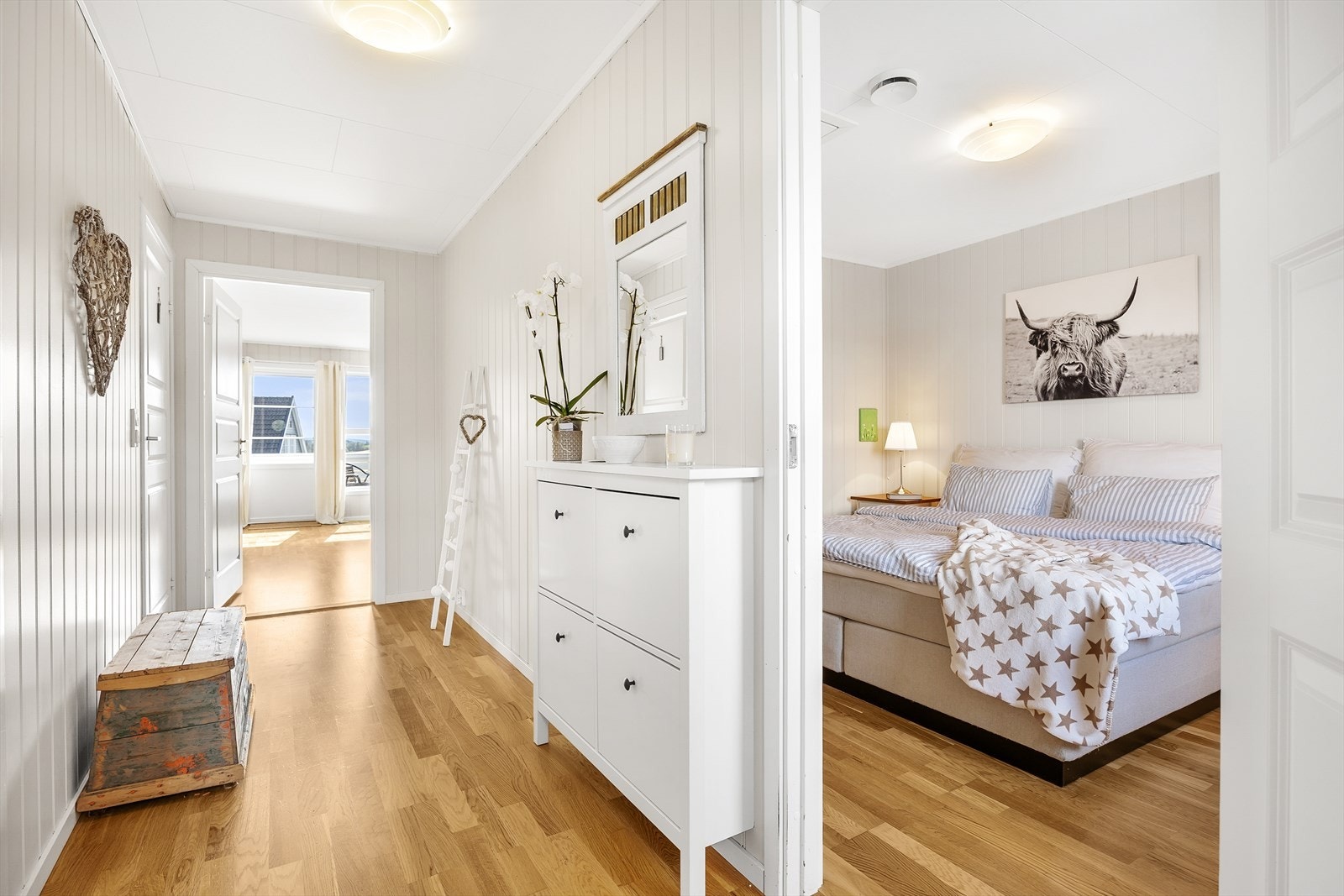 Det er plass til oppbevaringsmøblement i entréen. Galleribilde