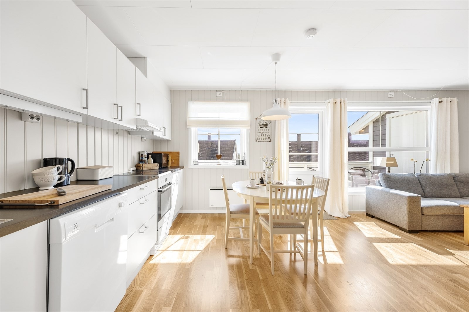 Det er nisje for komfyr og opplegg for oppvaskmaskin. Galleribilde