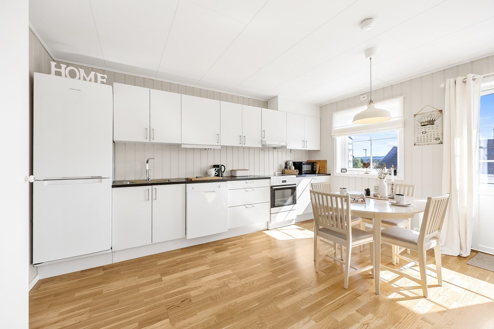 Kjøkkenet har et tidløst og pent design - og godt med skapplass. Galleribilde