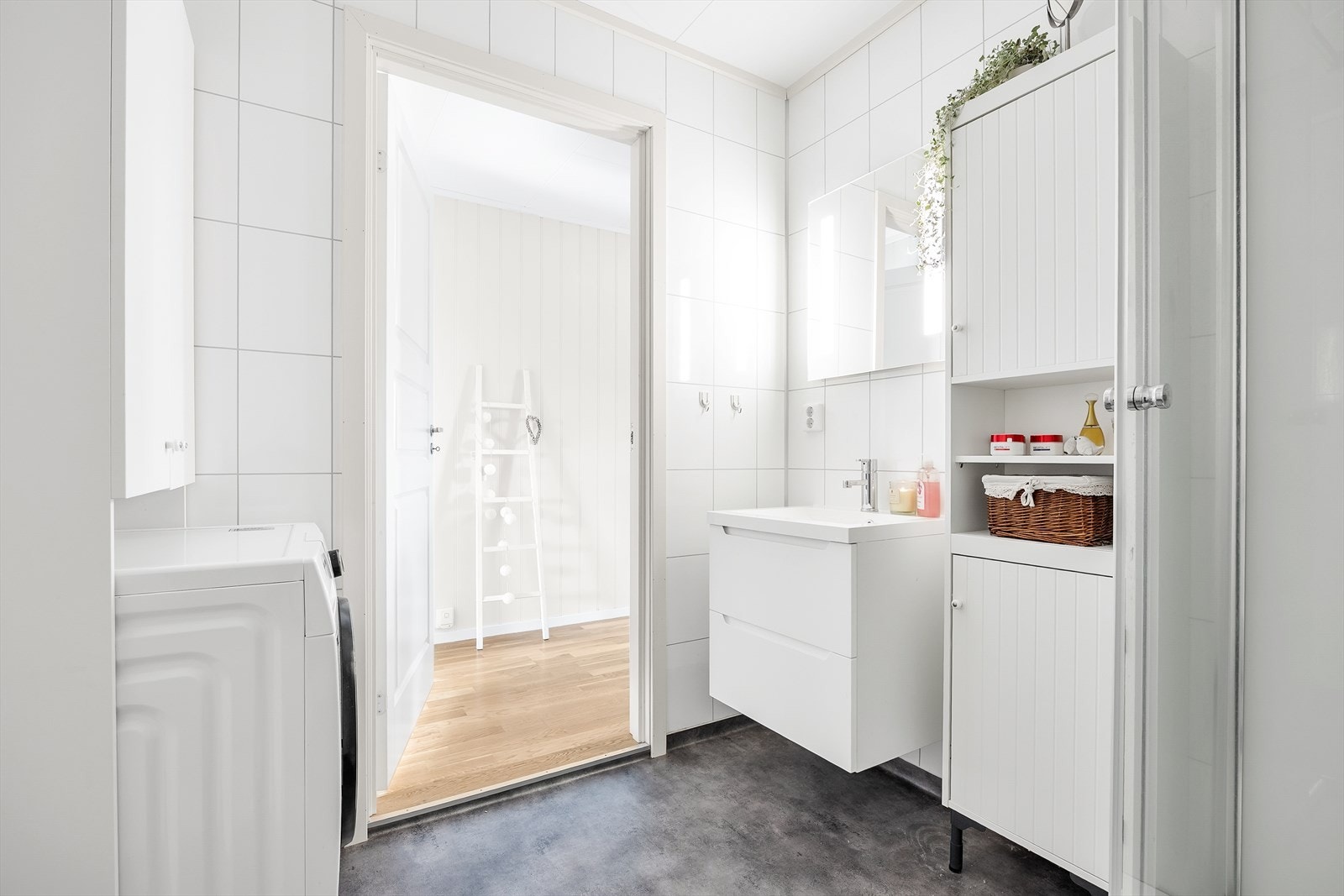 På veggene er det våtromsplater i flisimitasjon, og på gulvet belegg med lun gulvvarme under. Galleribilde