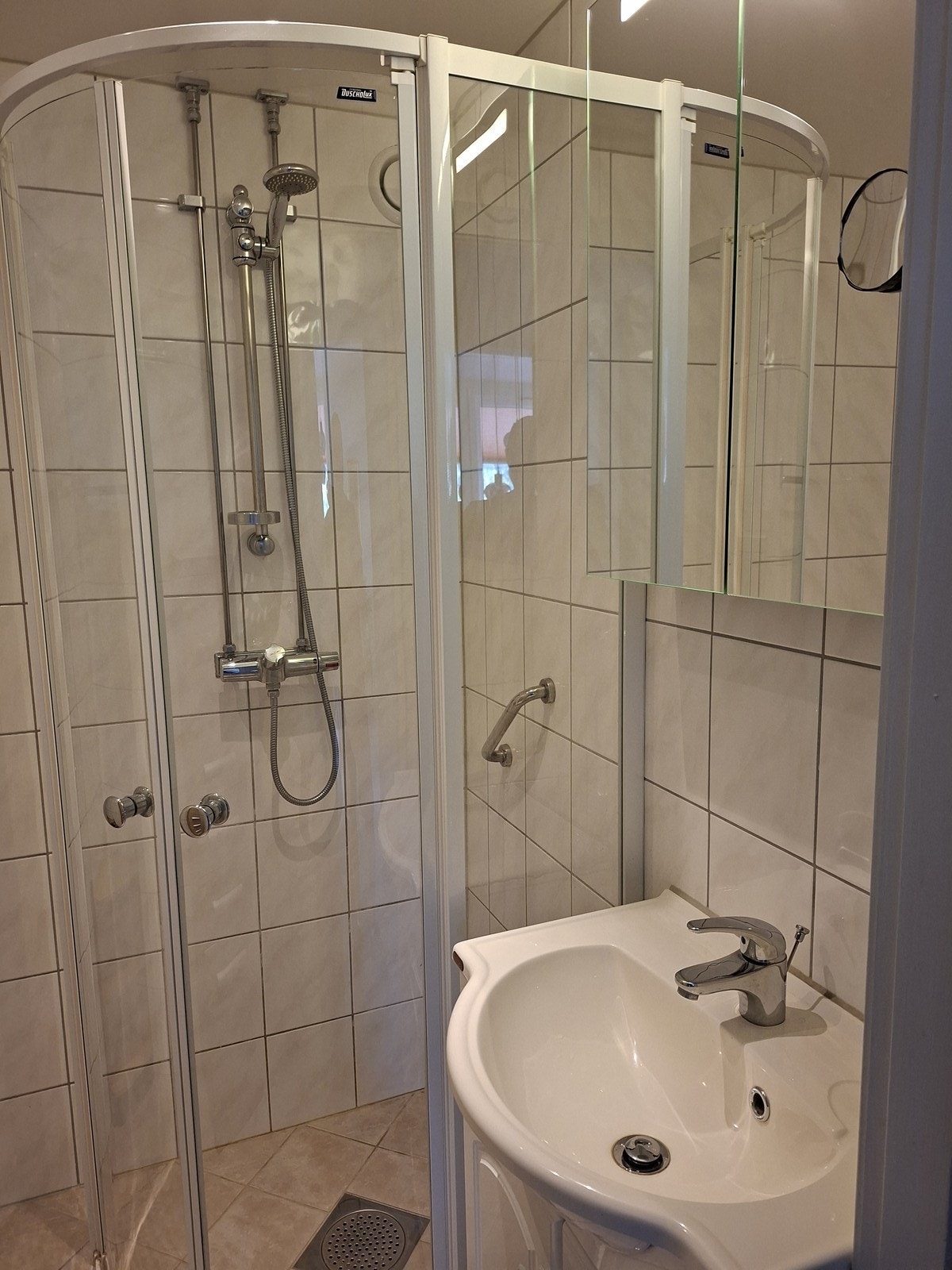 Bad med dusjhjøre Galleribilde