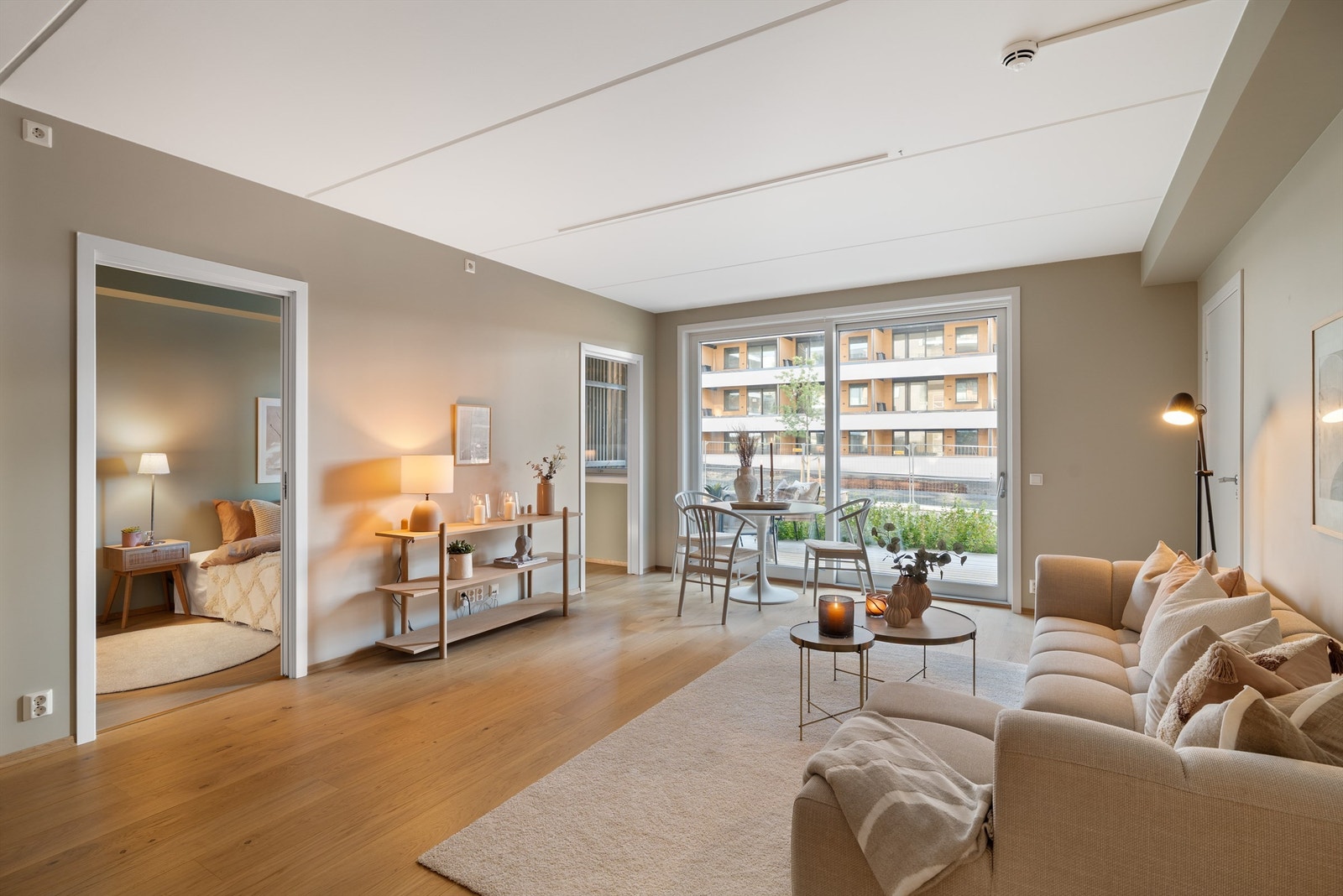 Leiligheten er malt i behagelige fargetoner som gir rommet et moderne utseende. Galleribilde