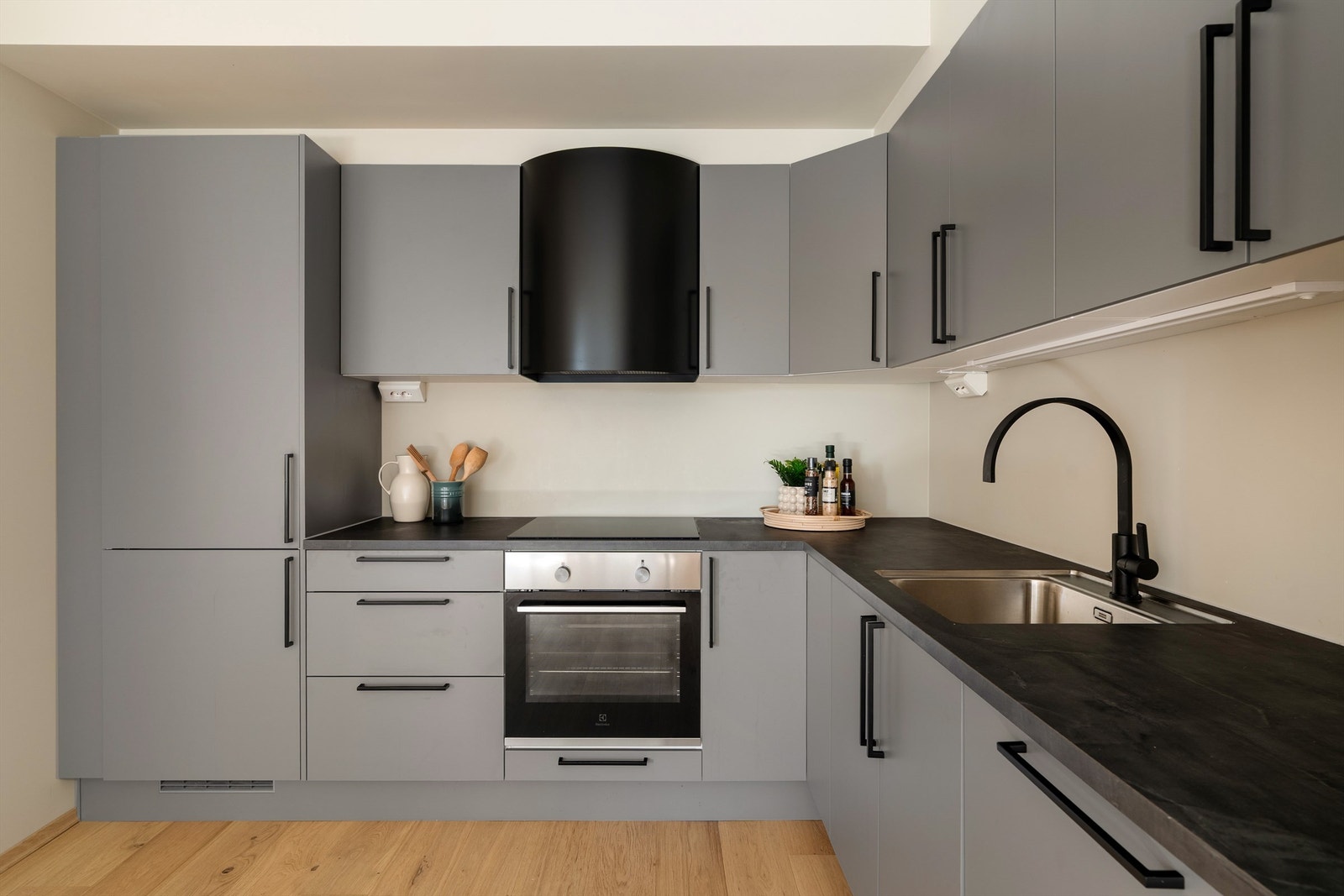 Videre er kjøkkenet innredet med integrerte hvitevarer og har rikelig med både skap- og benkeplass. Galleribilde