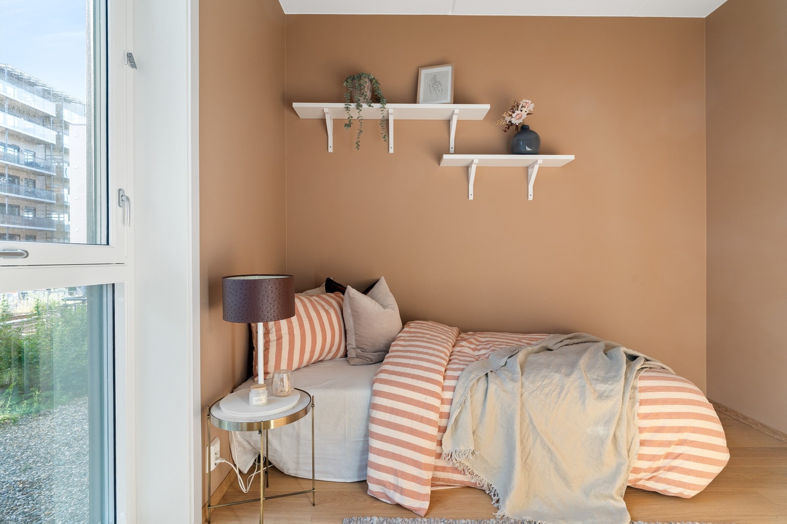 Soverom 2 måler 6 kvm og har også god plass til seng av ønsket størrelse. Galleribilde