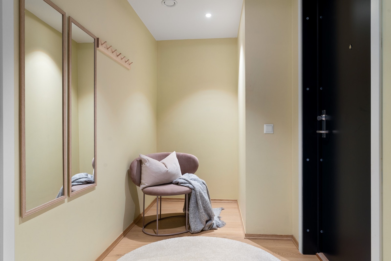 Velkommen inn! En romslig entré med god plass til å henge fra seg diverse yttertøy, samt god plass for garderobeskap. Galleribilde