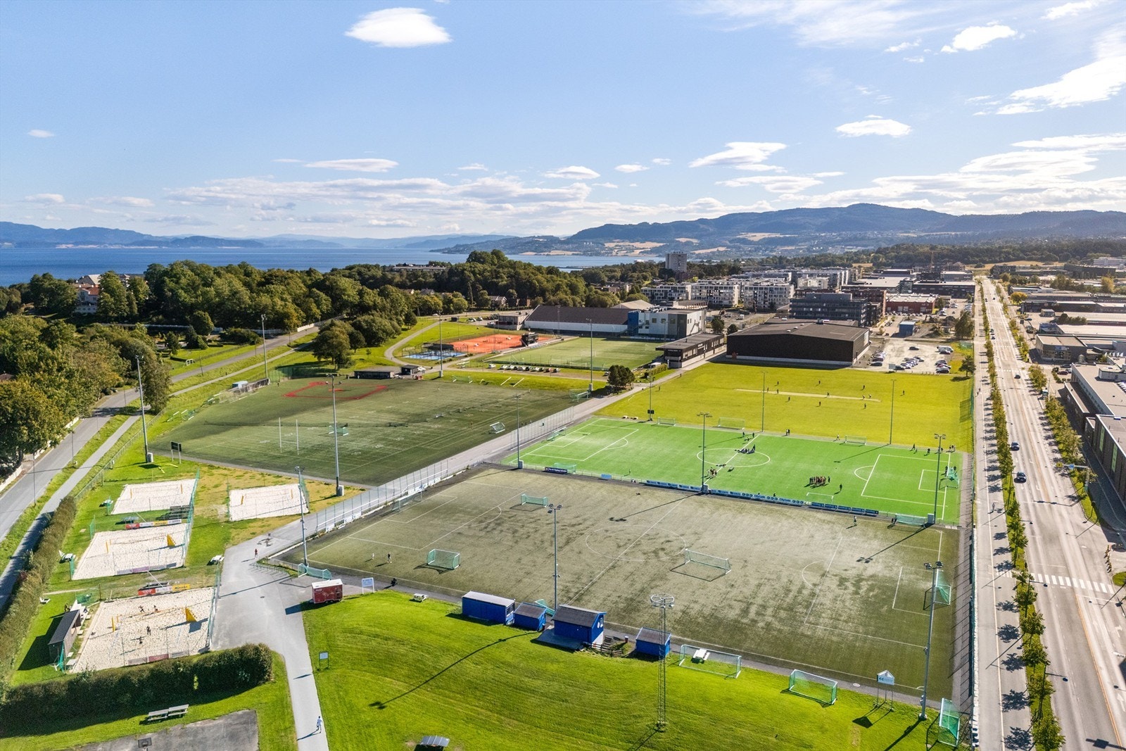 Like i nærheten ligger idrettsanlegget på Lade. Her spiller blant annet Rosenborg Kvinner sine fotballkamper. Ladestien ligger også like ved! Galleribilde