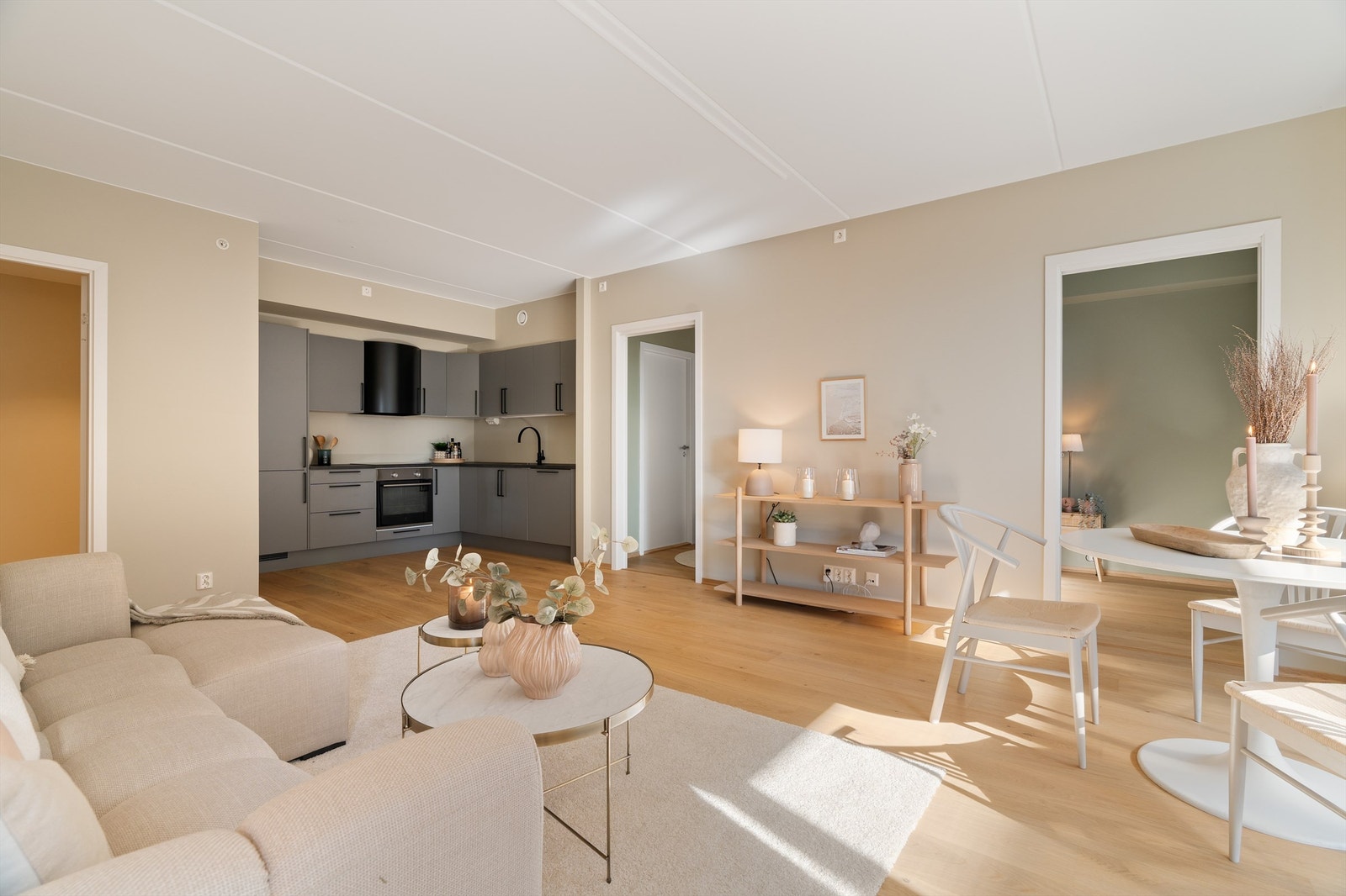 Kjøkkenet ligger praktisk tilbaketrukket fra stuen og er innredet med mørke slette flater og benkeplate av laminat. Galleribilde