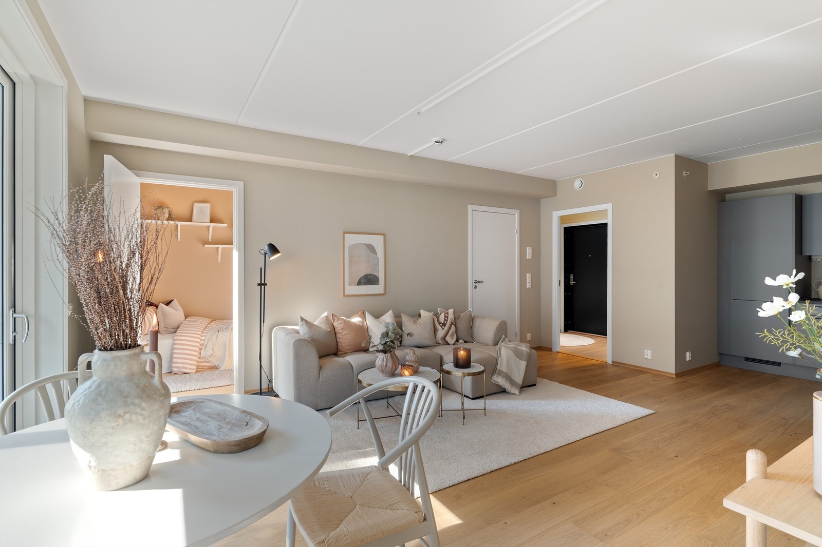 Stue- og kjøkkenarealet måler romslige 29 kvm. Her har man god plass til både en sofa- og spisegruppe. Galleribilde