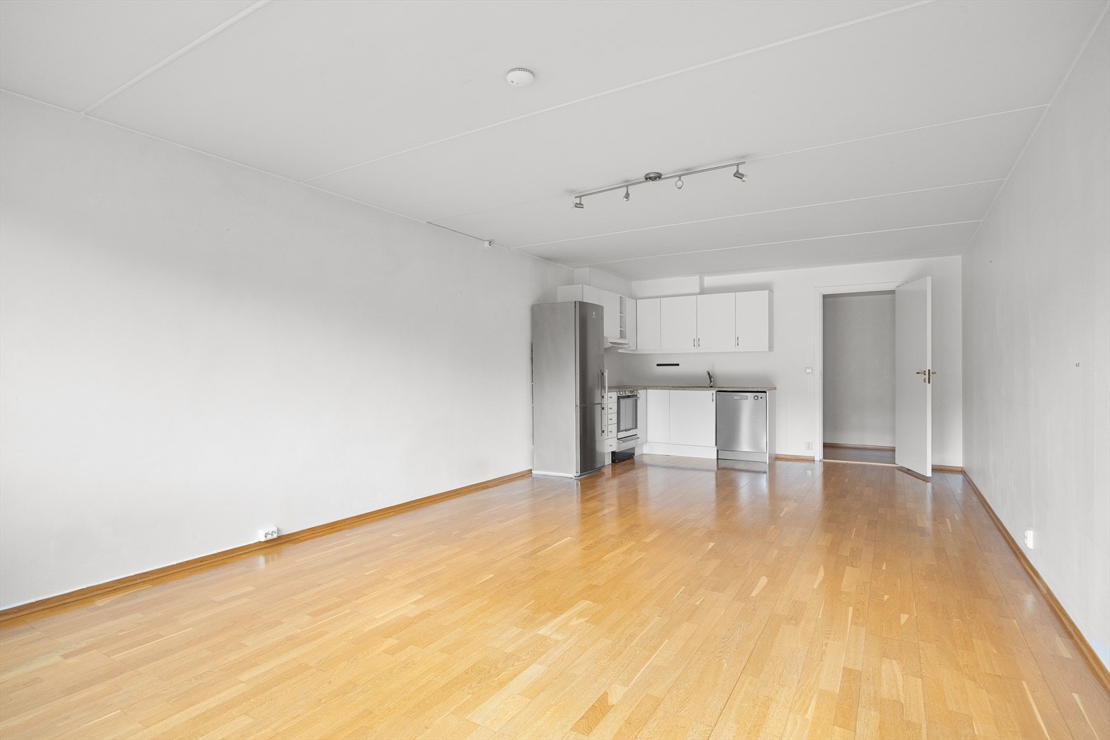 Kjøkkenet ligger i en åpen løsning mot stue og skaper en sosial atmosfære. Galleribilde