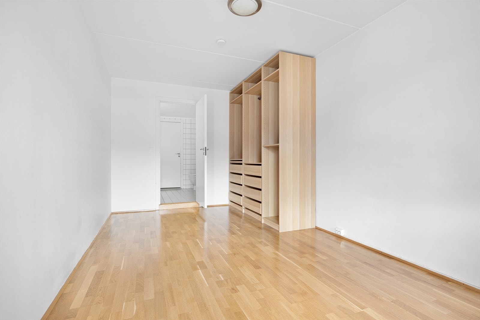 Det er godt med oppbevaringsplass i det flotte garderobeskapet. Galleribilde