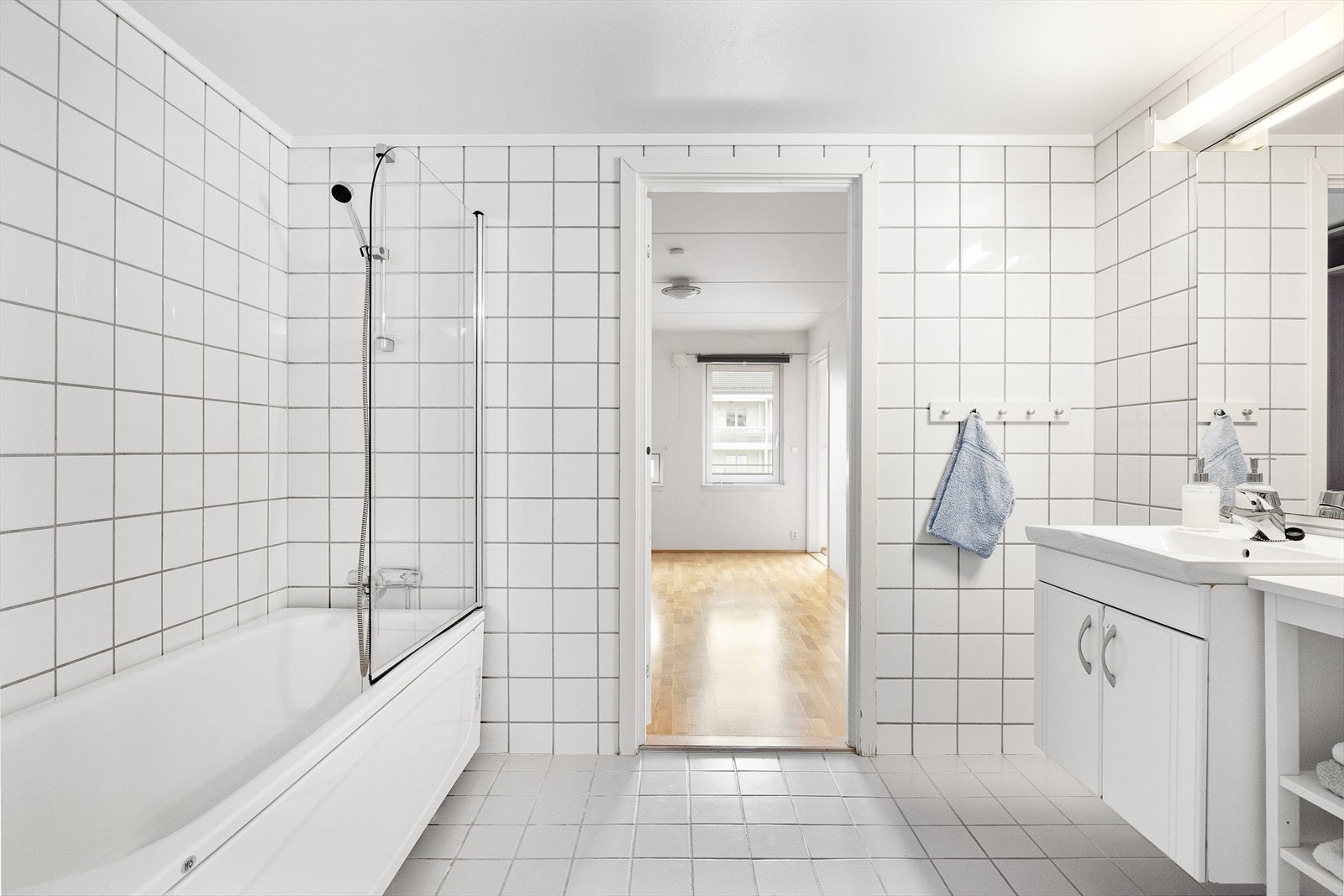 Flislagt baderom med adkomst både fra soverom og entré. Galleribilde