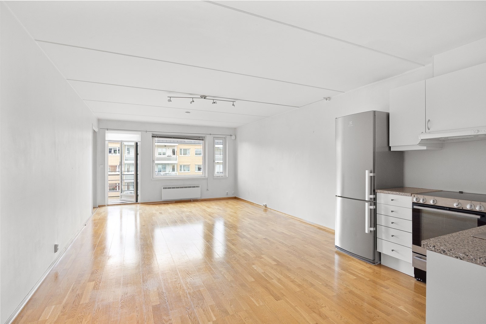 Planløsningen er tilpasset på en meget god måte med plass til både sofagruppe, spiseplass og tilhørende møbler. Galleribilde