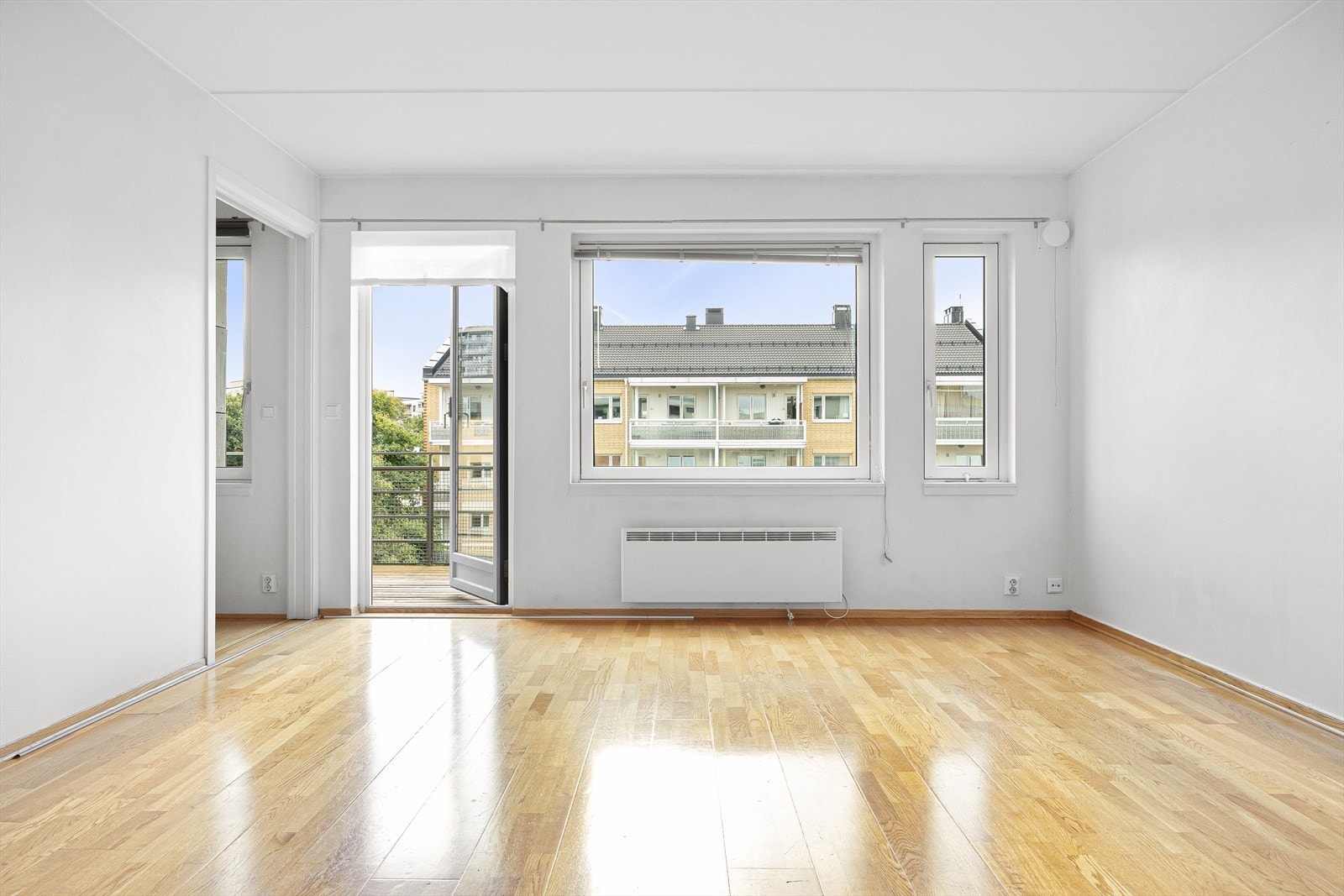 Stuen oppleves som lys og store vindusflater som sørger for et rikt innslipp av naturlig lys. Galleribilde