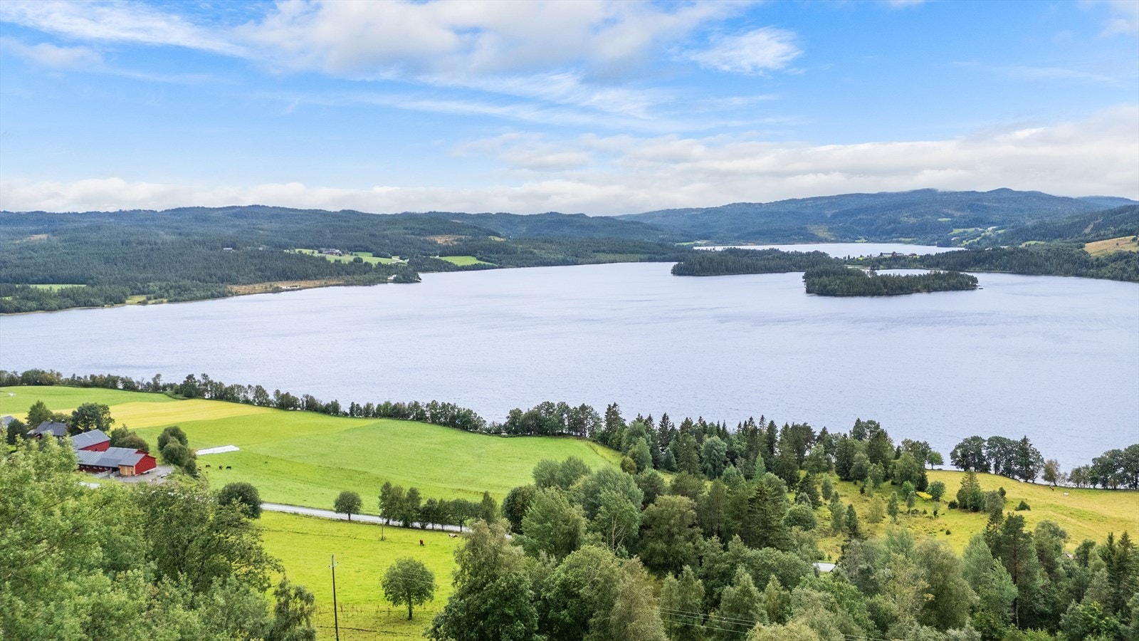 Hostovatnet byr på meget gode fiskemuligheter med både ørret og røye Galleribilde