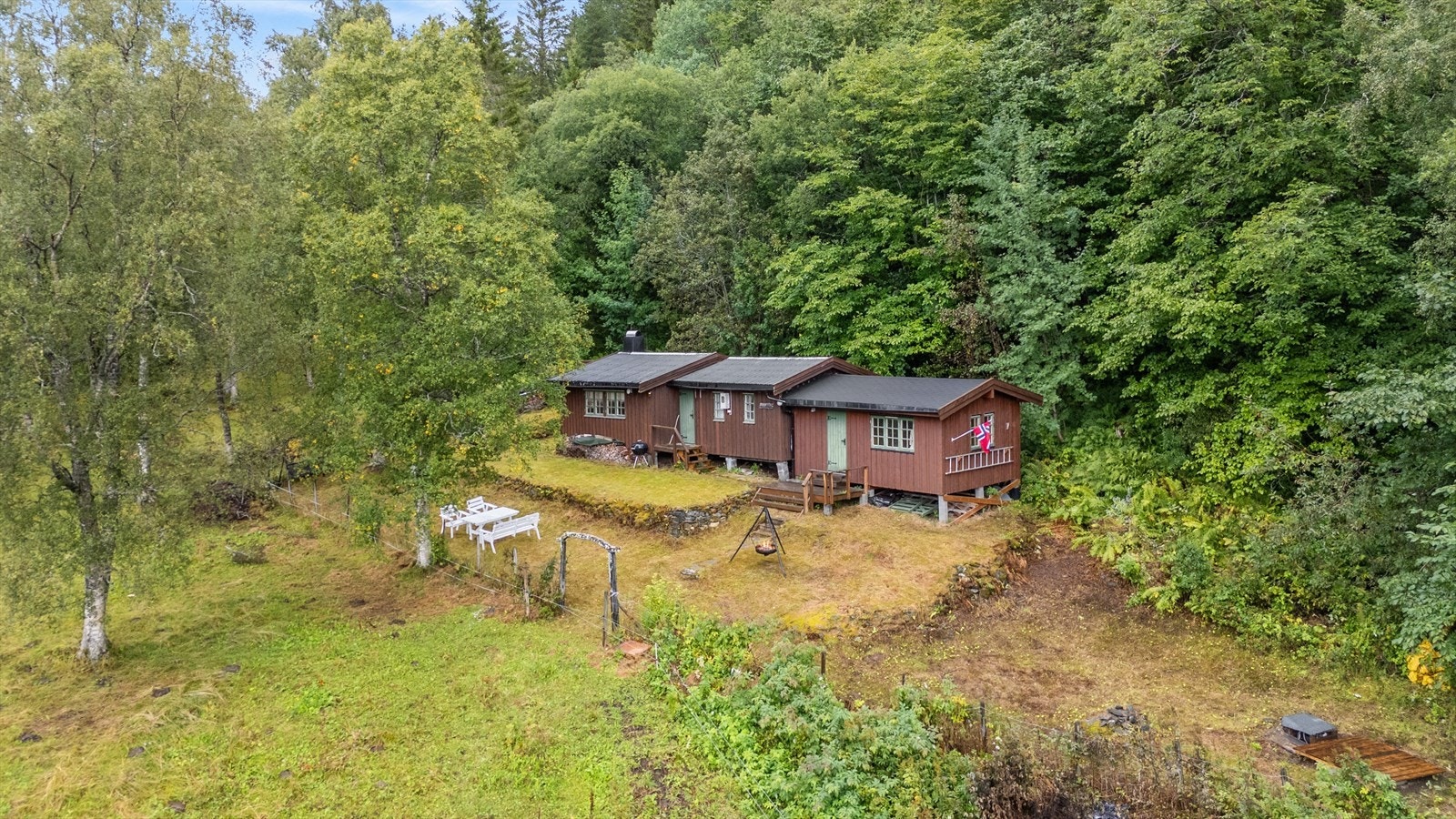 Eiendommen ligger fint til like ved Hostovatnet Galleribilde