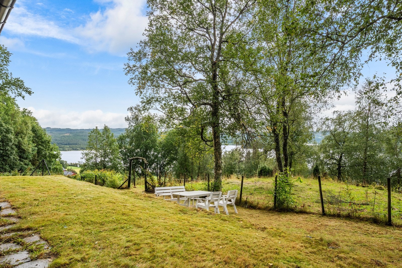 Det er parkering ved hovedveien som er ca. 150 meter fra hytta, det er mulig å kjøre opp med firehjuling Galleribilde
