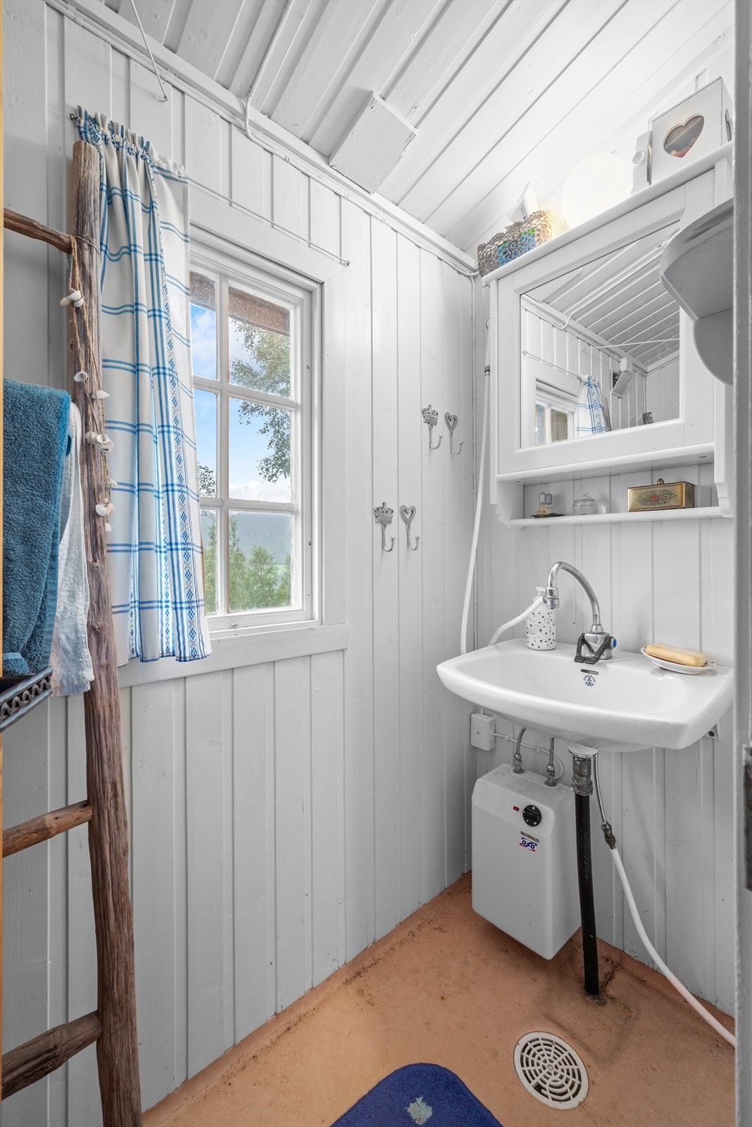 Praktisk baderom med vask og innredning for oppbevaring Galleribilde