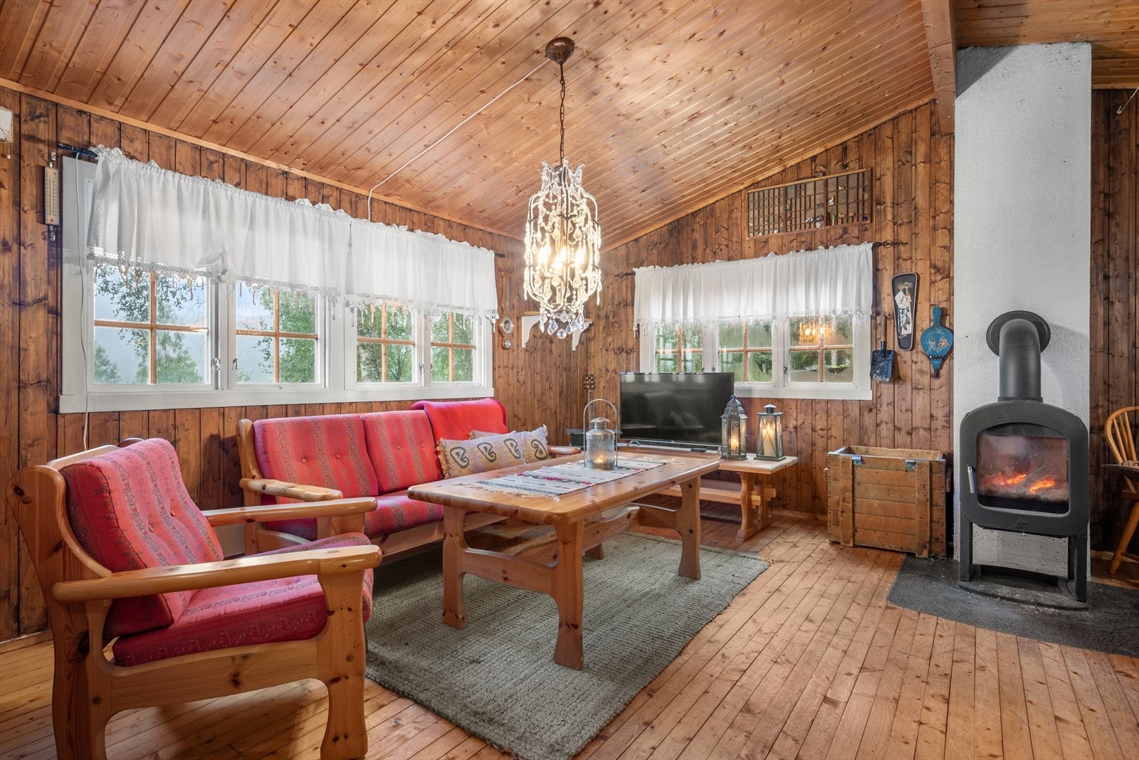 Det er innlagt strøm og internett/TV i hytta Galleribilde