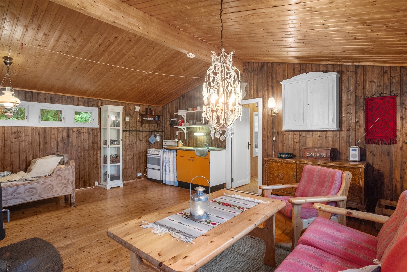 Hytta har innlagt vann fra privat brønn med vannpumpe Galleribilde