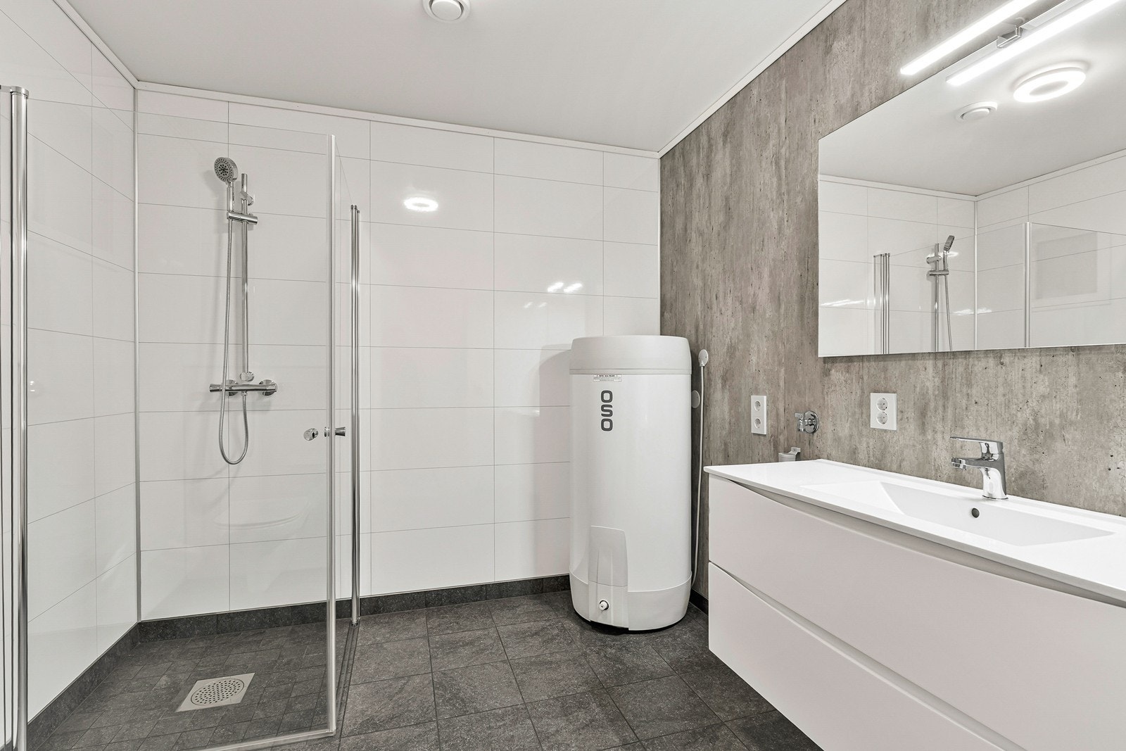 På badet er det fliselagt gulv og våtromsplater på vegg. Galleribilde