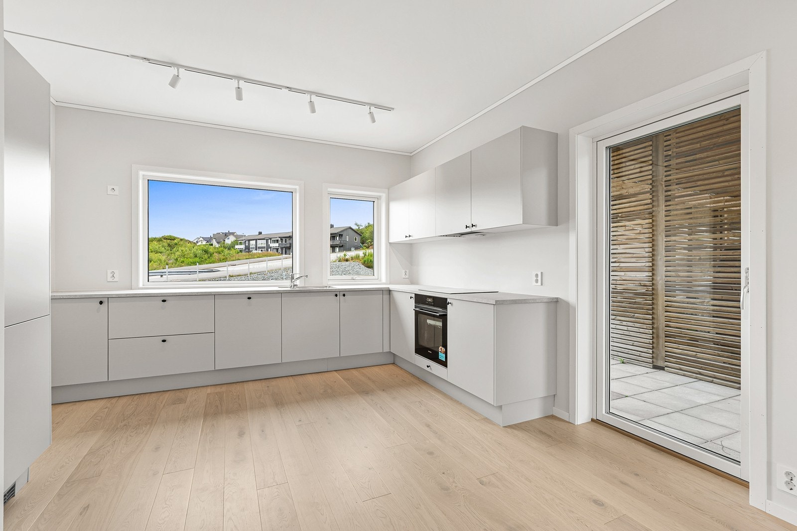 91A - Fra kjøkkenet har du utgang til en skjermet og overbygget uteplass. Galleribilde