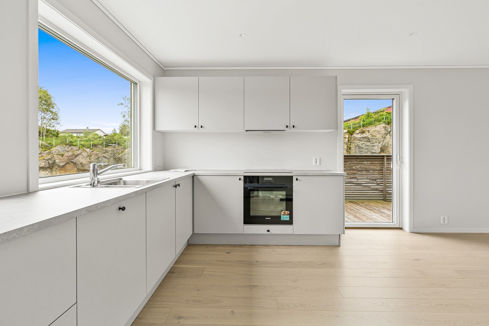 Kjøkkenet er utstyrt med integrerte hvitevarer fra Siemens og resirkulerende ventilator (kullfiltervifte). Galleribilde