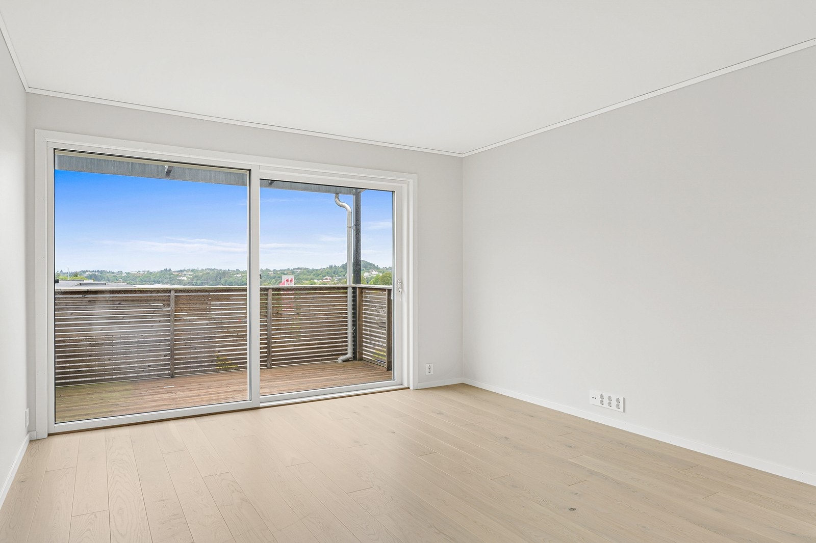 91B ligger i byggets 2.etasje. Her får du en mindre balkong som er overbygget, og har utsikt over Storavatnet. Galleribilde