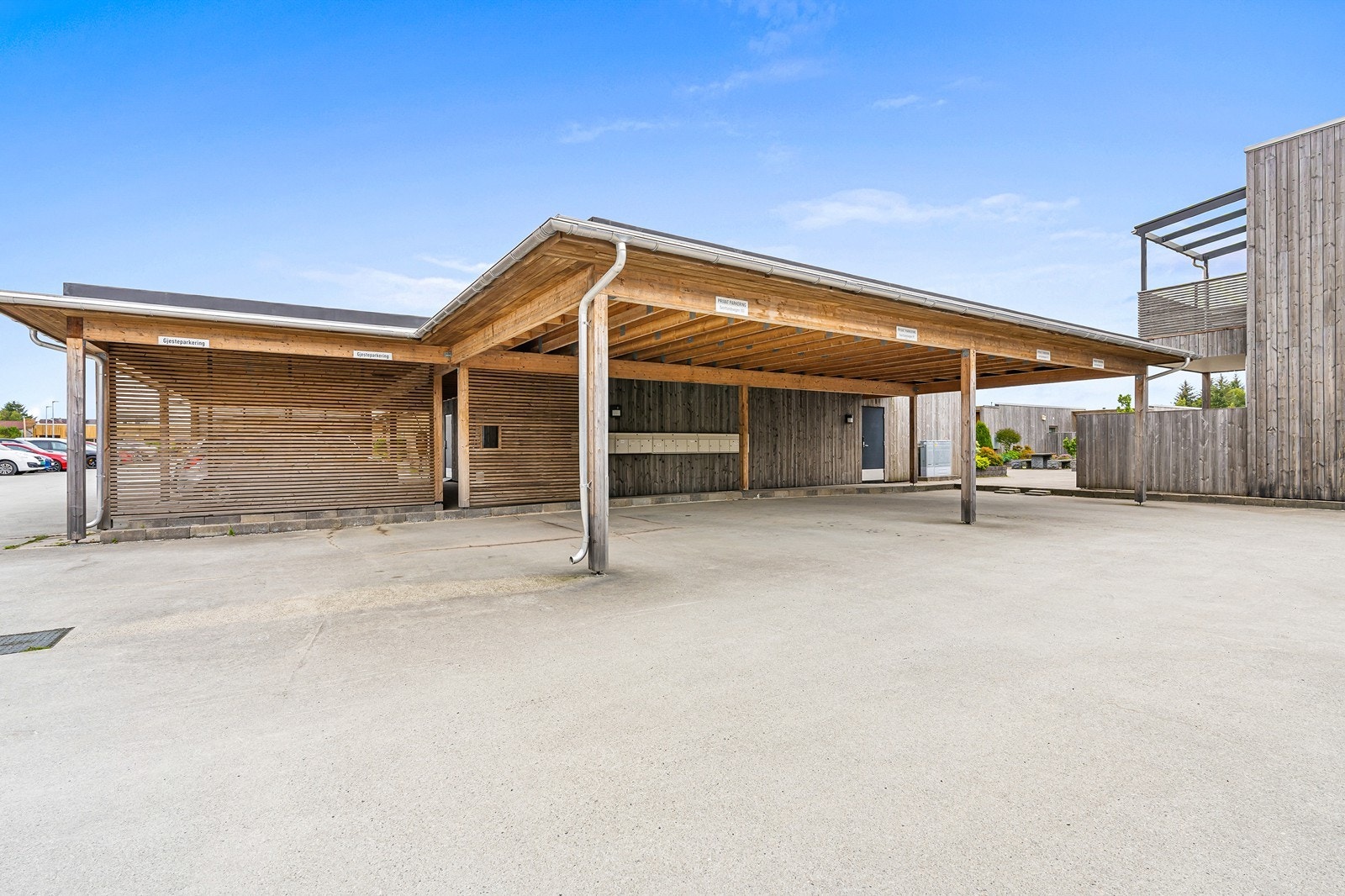 Sameiet har en felles miljøstasjon og boder i eget bygg. Galleribilde