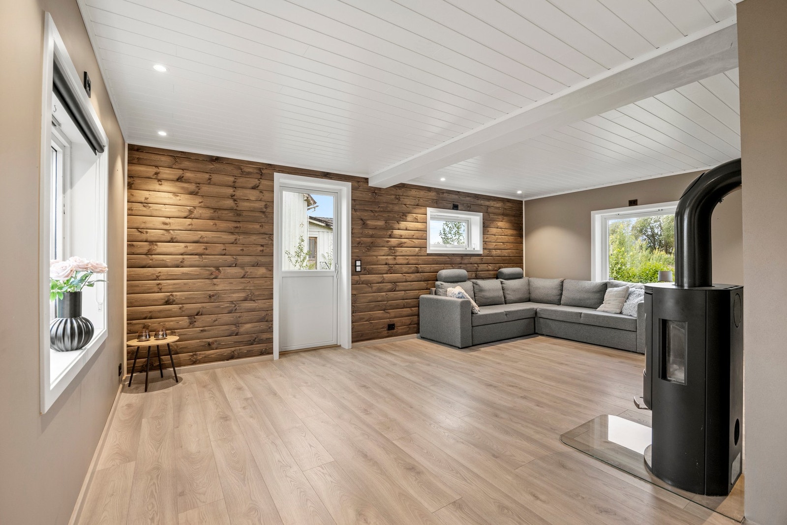 Stue og kjøkken måler til sammen ca 39 kvm Galleribilde