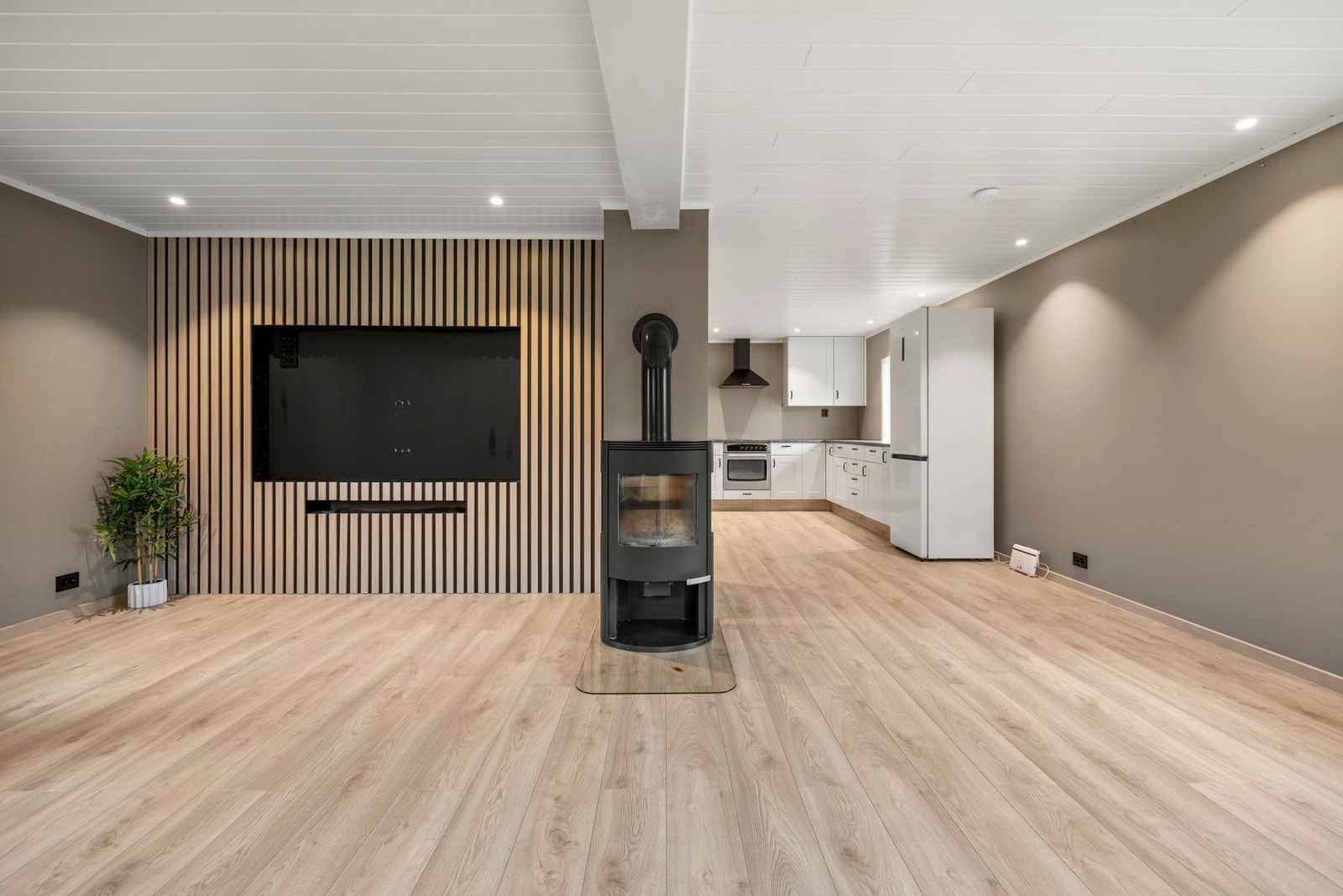 TV-veggen utgjør en lekker detalj i stuen Galleribilde