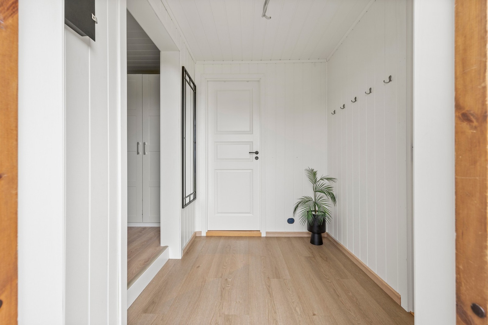 Entré - ca 4 kvm. Dør inn til vaskerom og WC Galleribilde