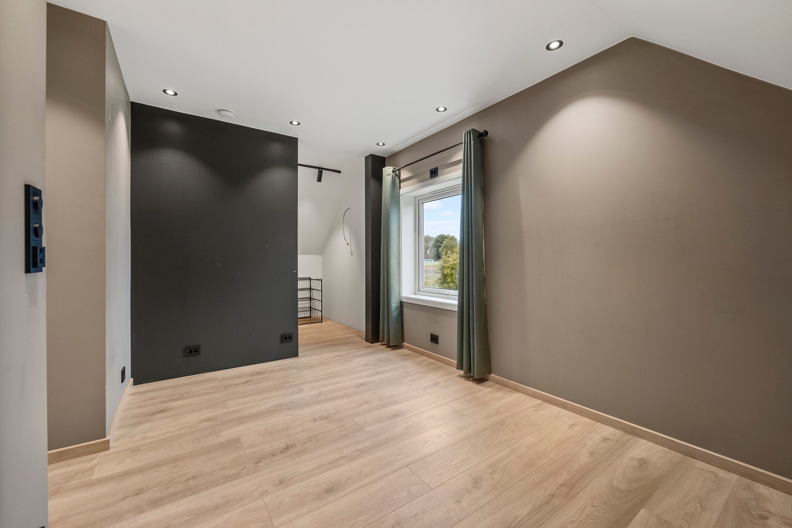 Soverommet er holdt i nøytrale farge- og materialvalg Galleribilde