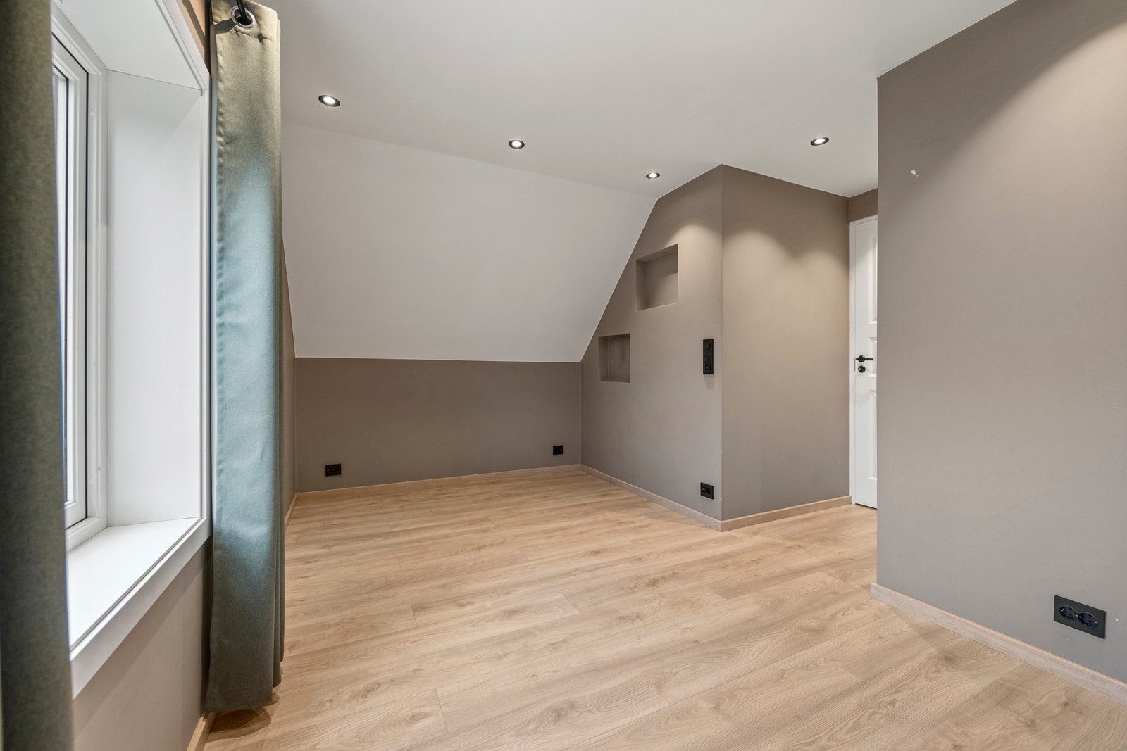 Hovedsoverom - ca 14,5 kvm. Pen hyllenisje på den ene veggen og downlights i tak. Galleribilde