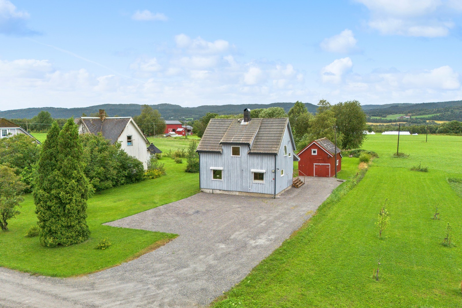 Utvendig biloppstillingsplass med god plass til flere biler Galleribilde