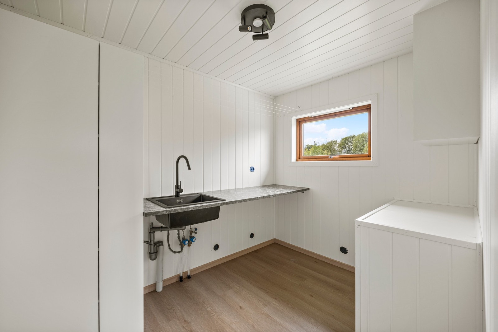 Vaskerom - ca 6 kvm. Vaskerommet ble bygd i 2024. Praktisk løsning med utslagsvask og opplegg for vaskemaskin Galleribilde