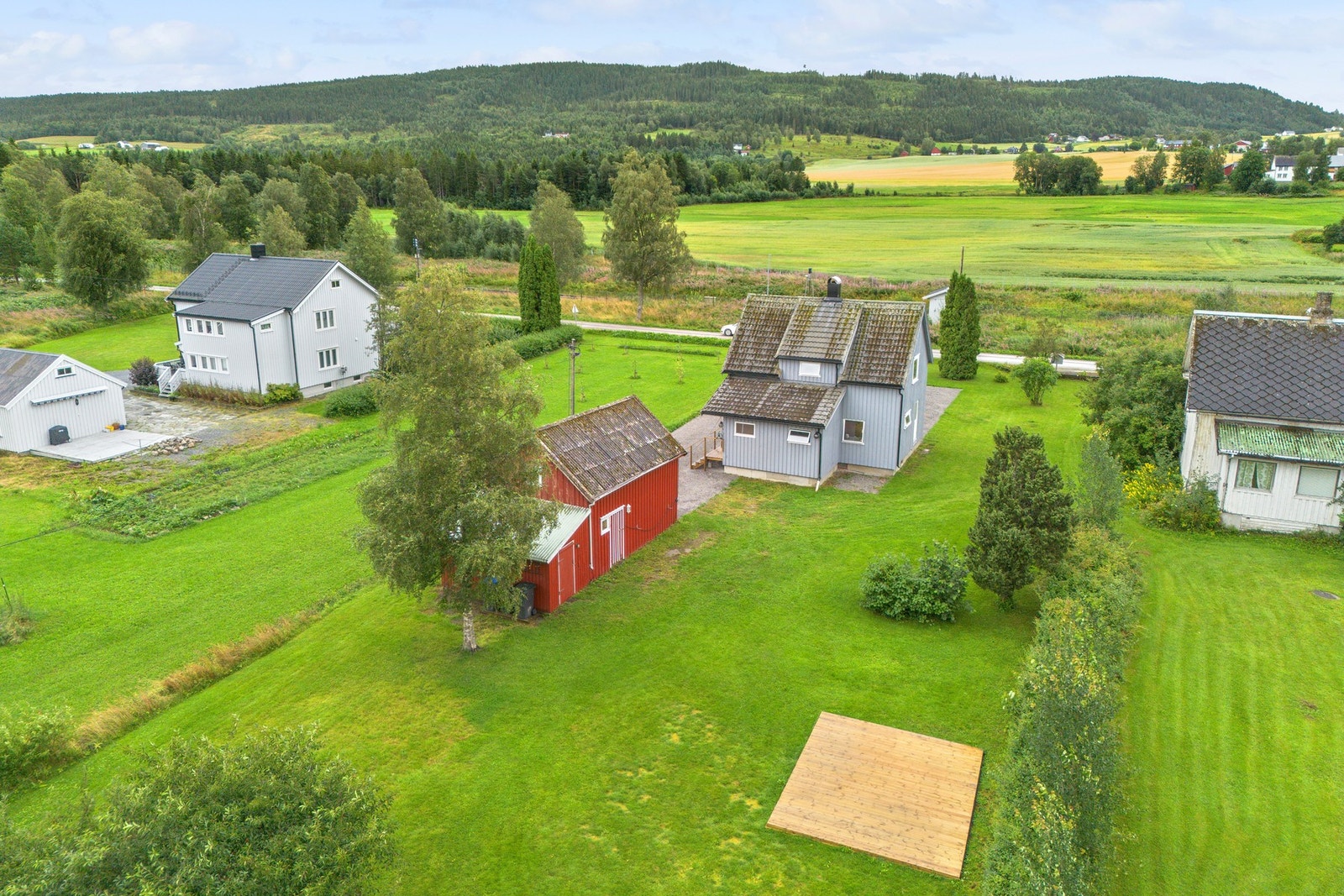 Tomten måler 1450 kvm Galleribilde