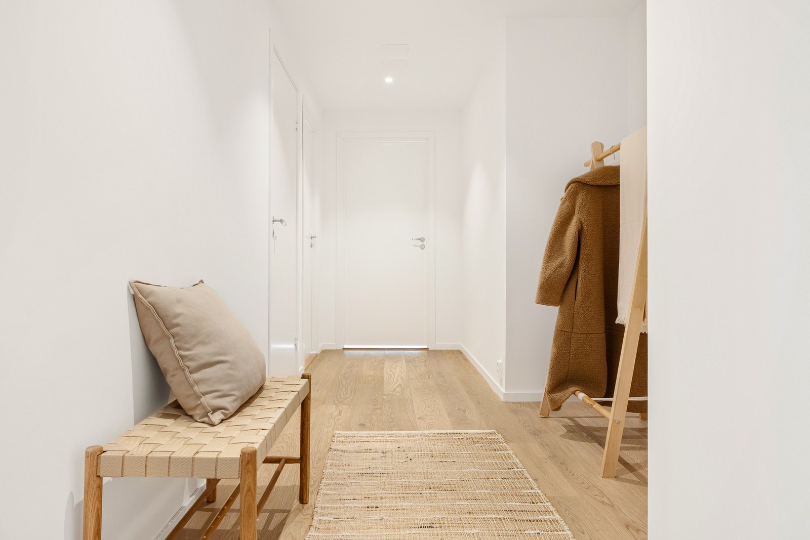 Entreen gir rom for å planlegge garderobeløsninger slik at det er plass til både yttertøy og sko. Galleribilde