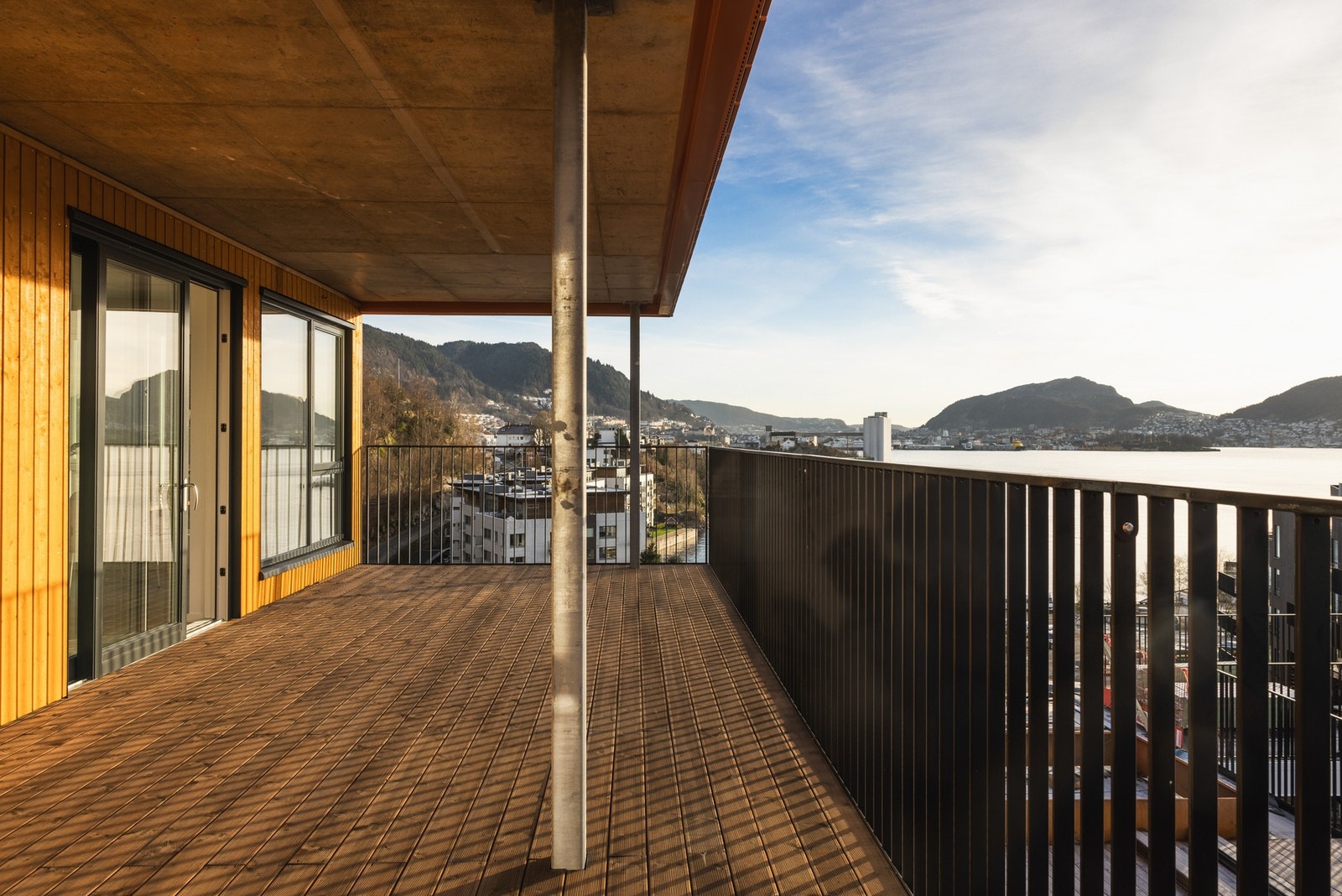 Balkongen kan innredes med både sittegruppe og solstoler. Galleribilde