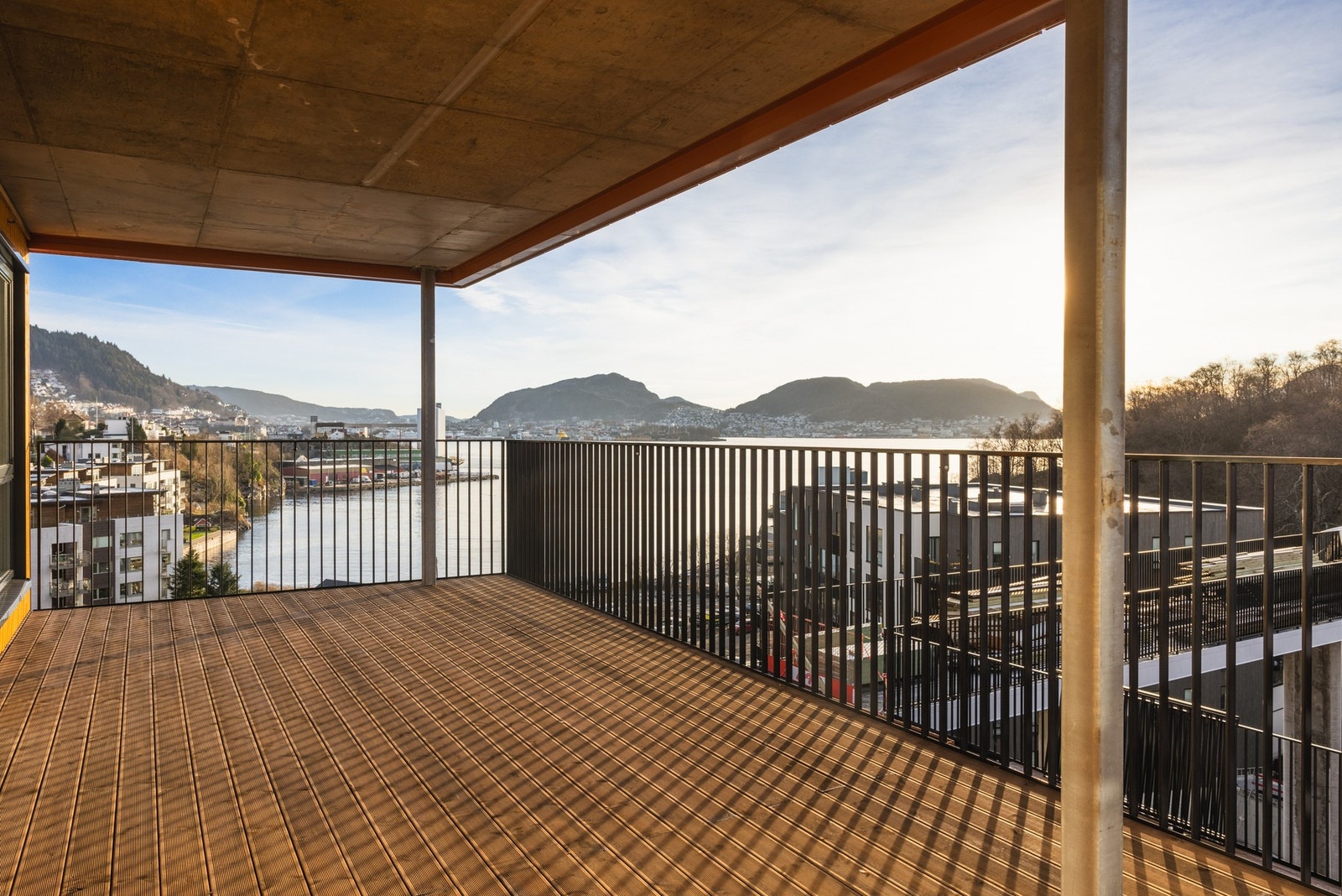 Sørvestvendt beliggenhet som gir fine solforhold på dagtid. Galleribilde