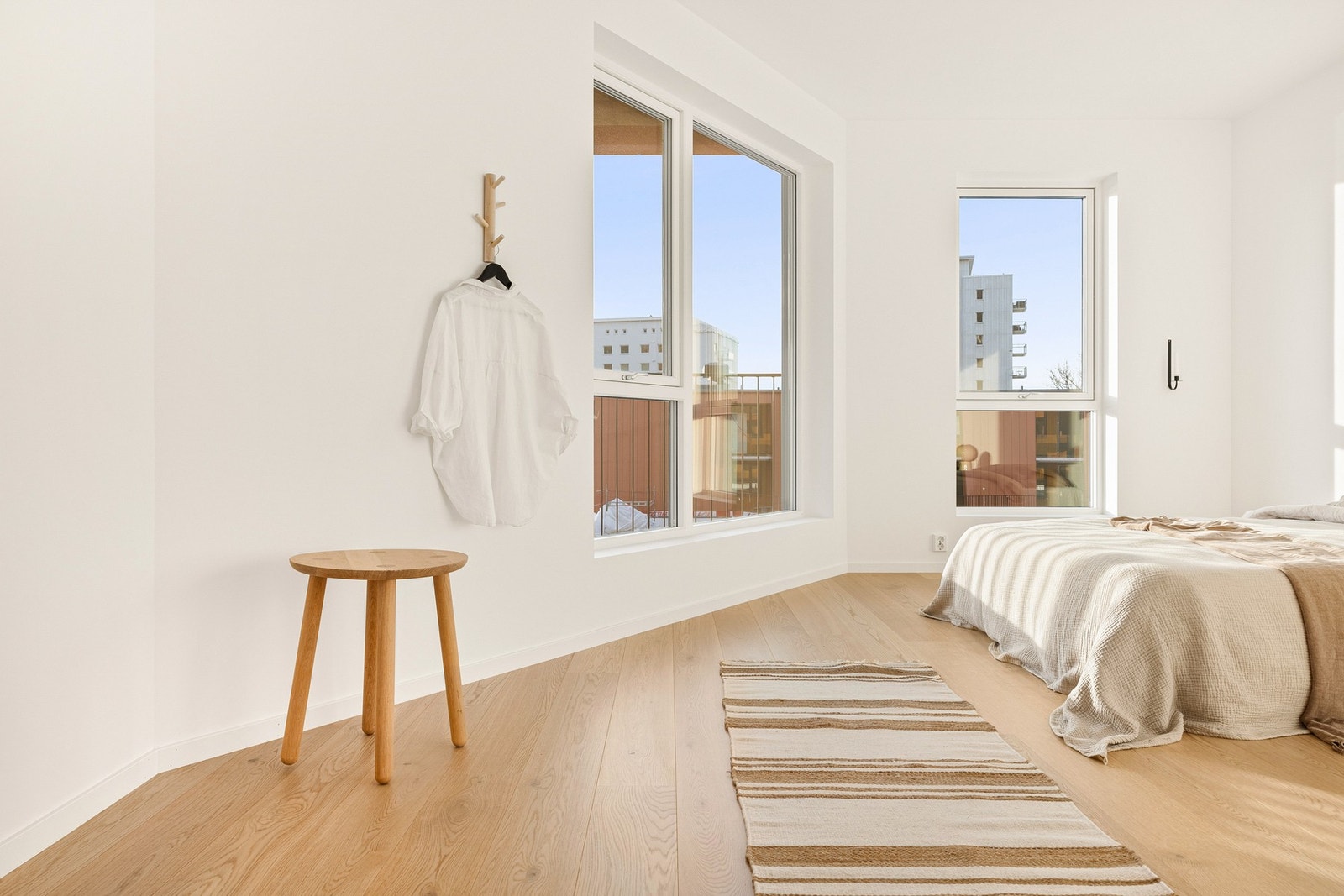 Store vindusflater gir et fantastisk lys inn i rommet. Galleribilde