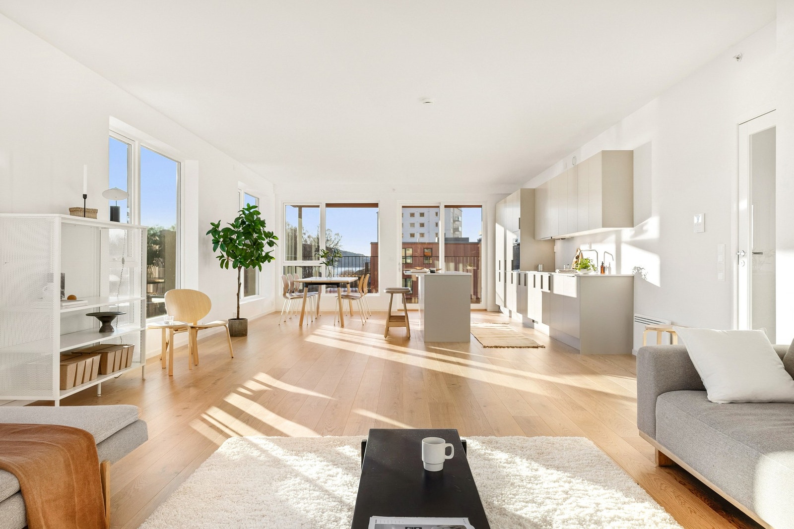 Leiligheten har et kjempeflott 1-stavsparkett i behagelig fargetoner som går godt både til andre treverk og farge på innredning. Galleribilde