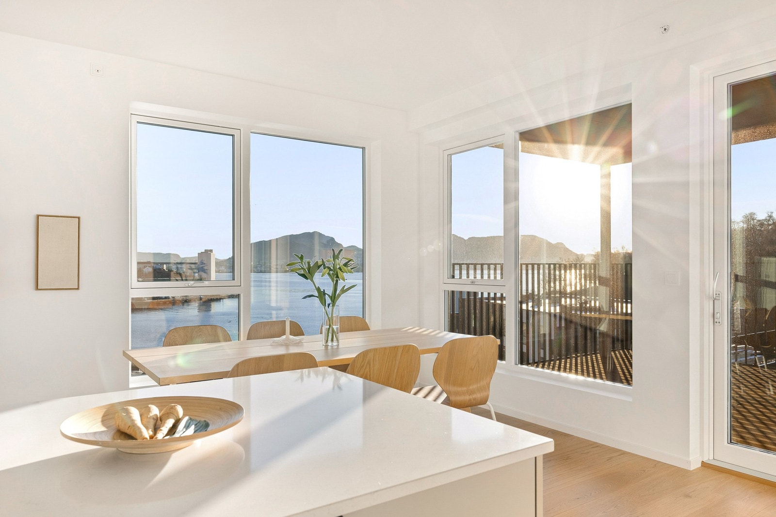 Ved plassering av spisestue i dette hjørnet av stuen kan man studere det fine nærområdet når man spiser. Galleribilde