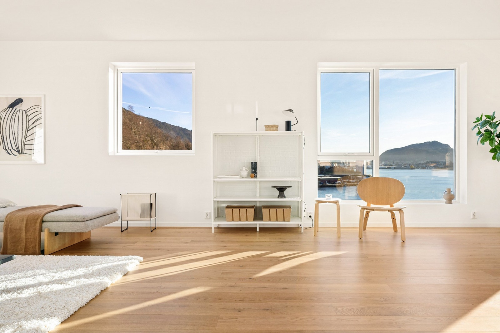 Nærområdet kommer fint inn i stuen fra alle de deilige vindusflatene. Galleribilde