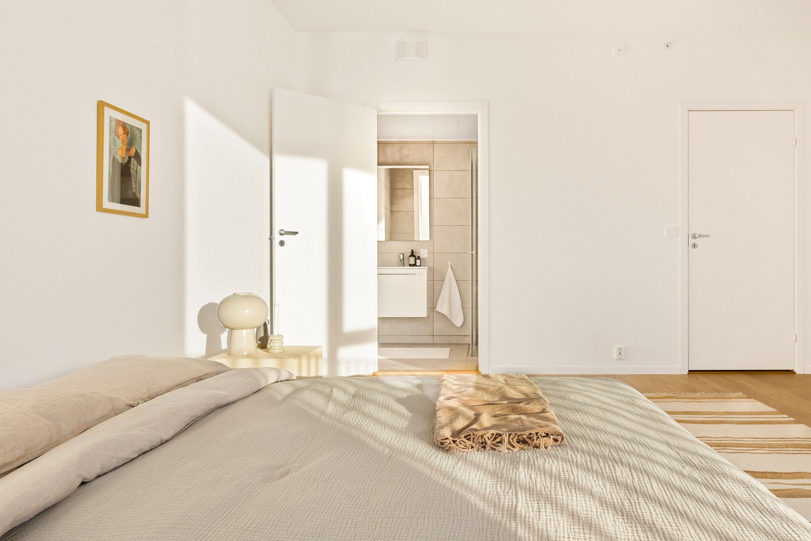 I tilknytning til soverommet ligger det et eget baderom som holder 3,5 kvm. Galleribilde