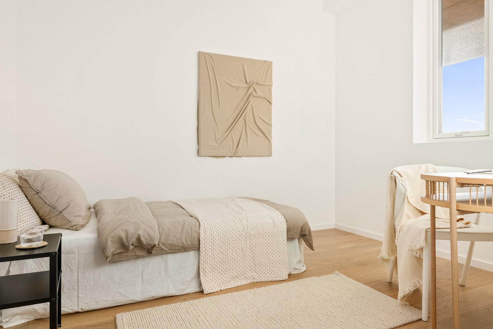 Det er plass til dobbeltseng og garderobe etter ønske. Eventuelt innrede med mindre seng for å få plass til skrivebord i tillegg. Galleribilde