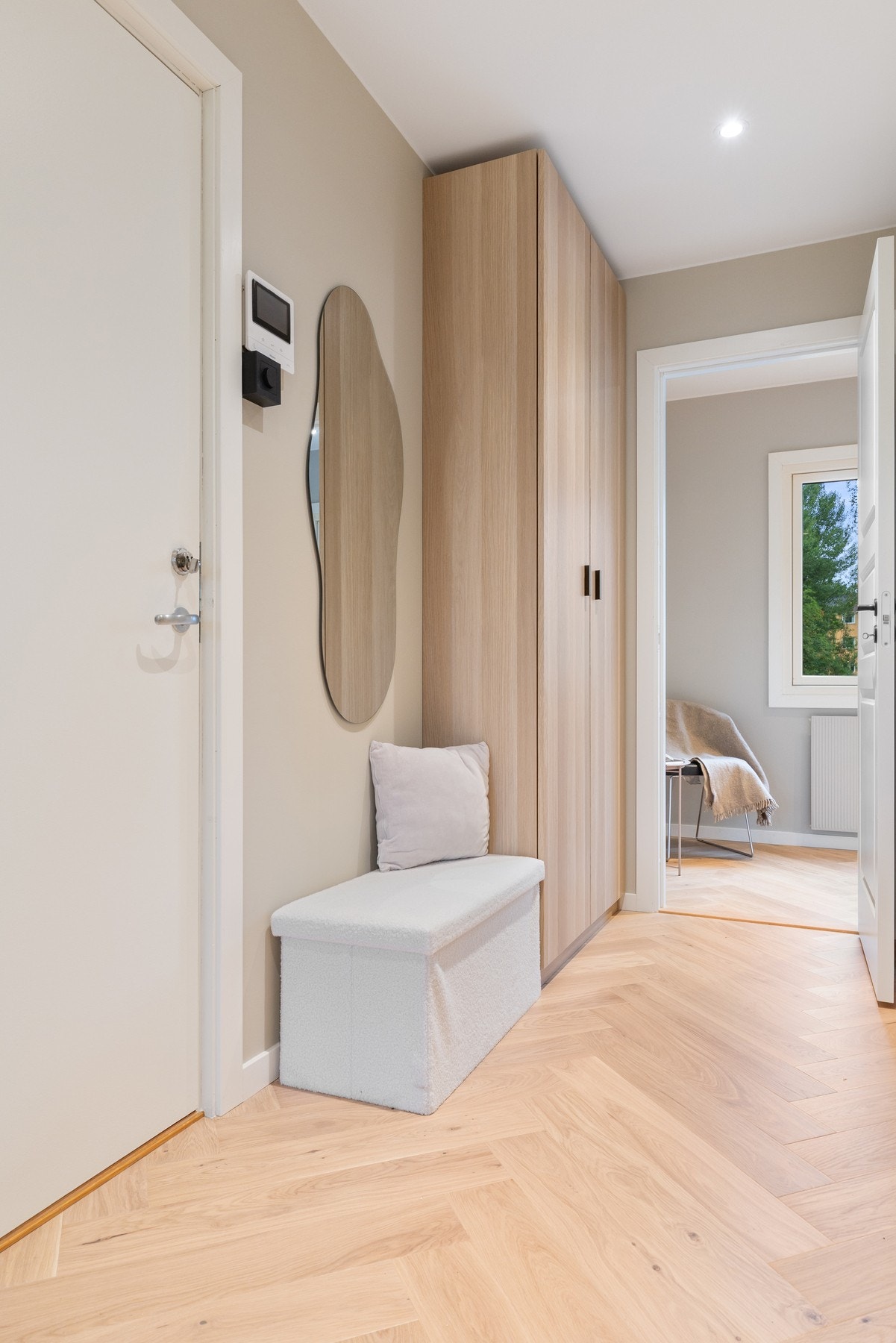 Det er satt inn lekre garderobeskap i entré som medfølger salget. Inngangspartiene ble pusset opp sommeren 2025 (bl. a. med ny dør og nytt callinganlegg) i regi av borettslaget. Galleribilde