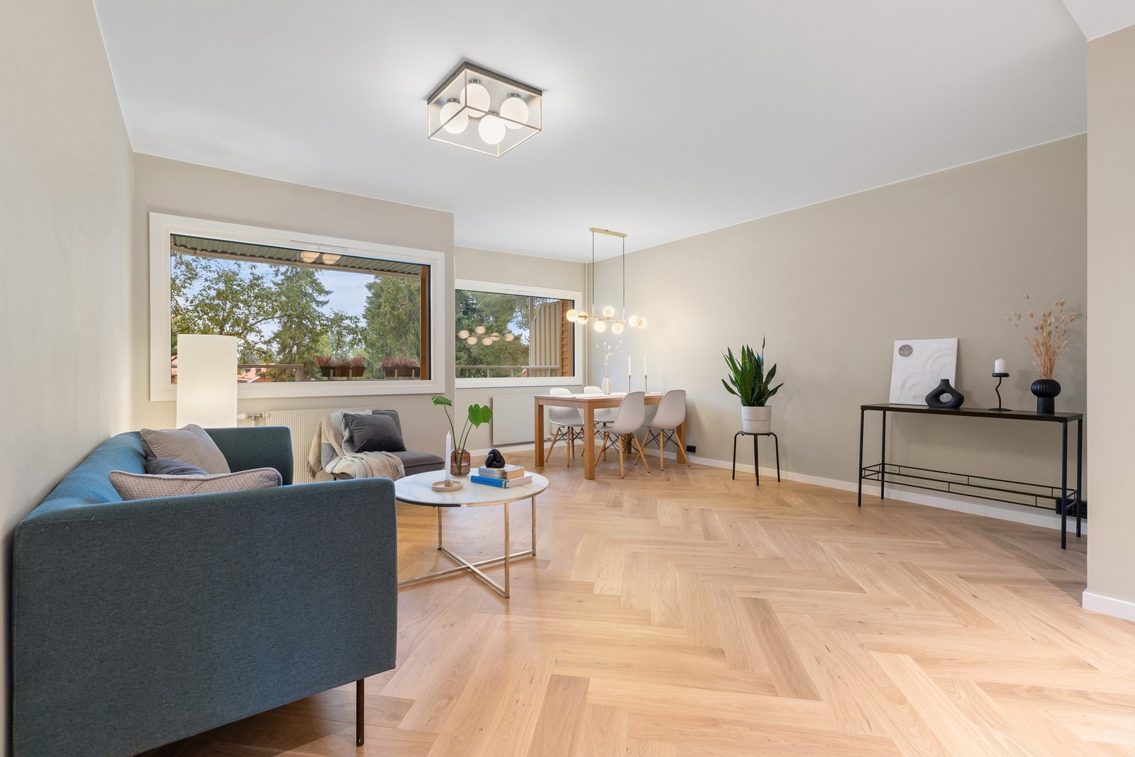 Tilbaketrukket og skjermet med nydelig, grønt utsyn. Ingen direkte innsyn til leiligheten. Galleribilde