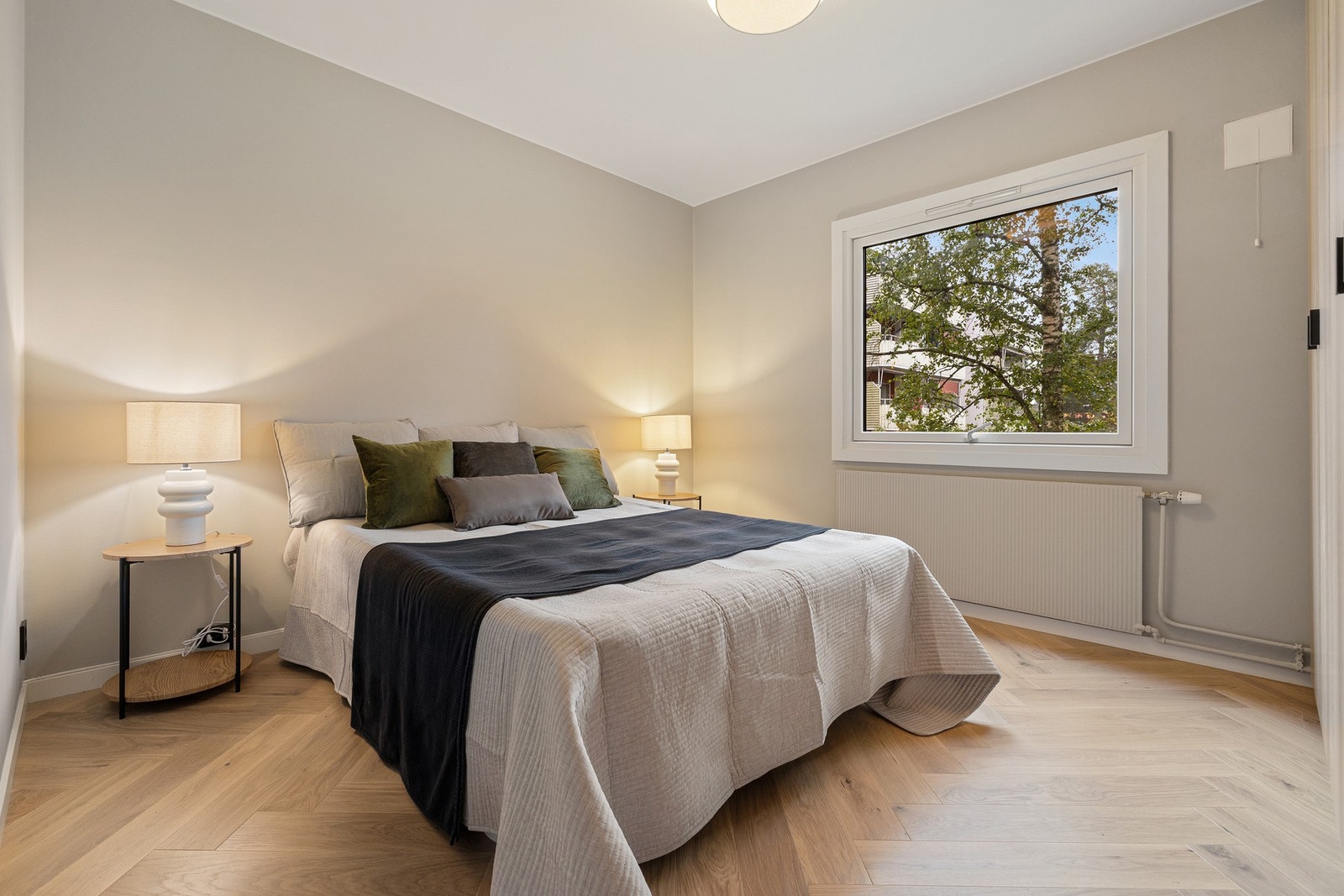 Master soverom. Oppvarming, varmtvann og internett er inkludert i fellesutgiftene. Galleribilde