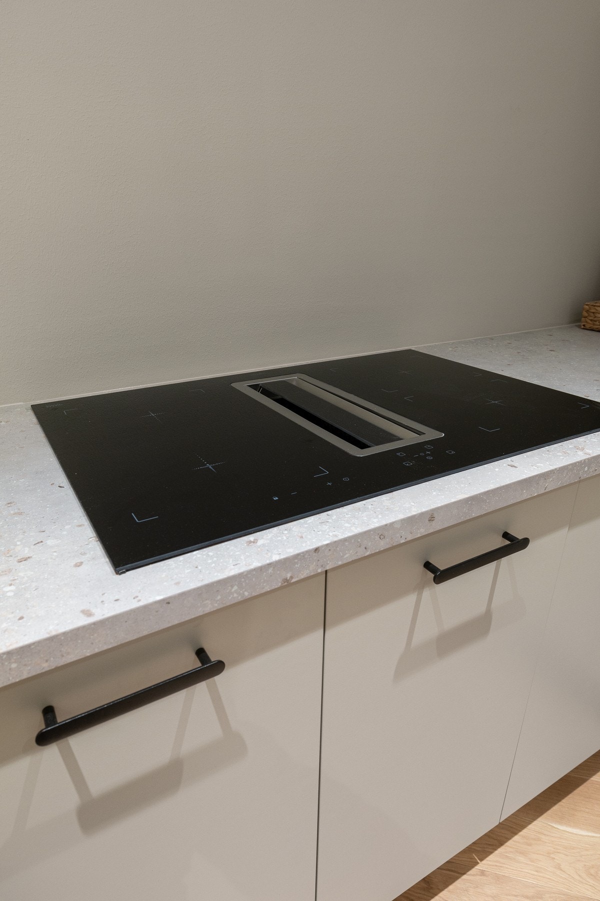 Stilren platetopp med integrert ventilator. Galleribilde